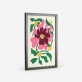 Poster de uma flor com pétalas cor-de-rosa que possuem um padrão de linhas cruzadas com o centro amarelo com pontos e flores menores em amarelo num fundo creme claro. 2